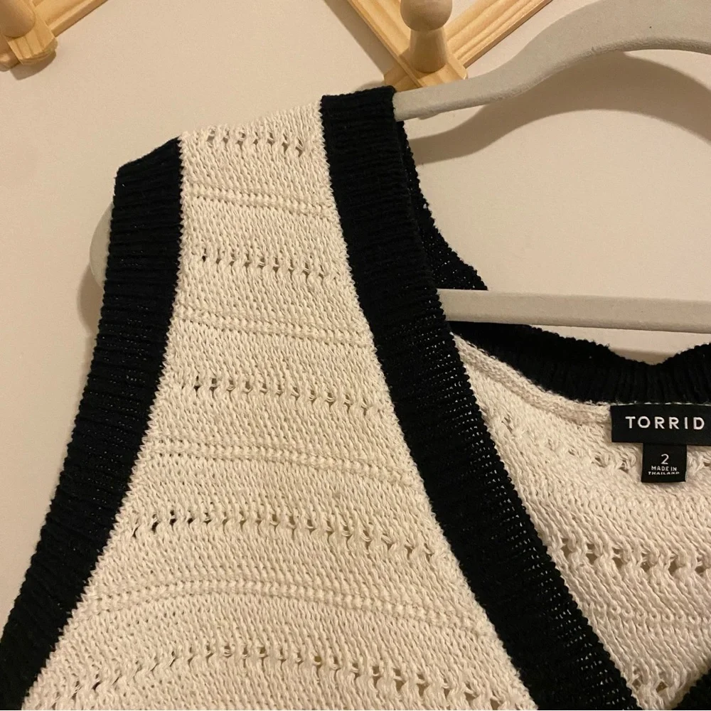 Torrid White and Black Crochet Button Front Tank size 2